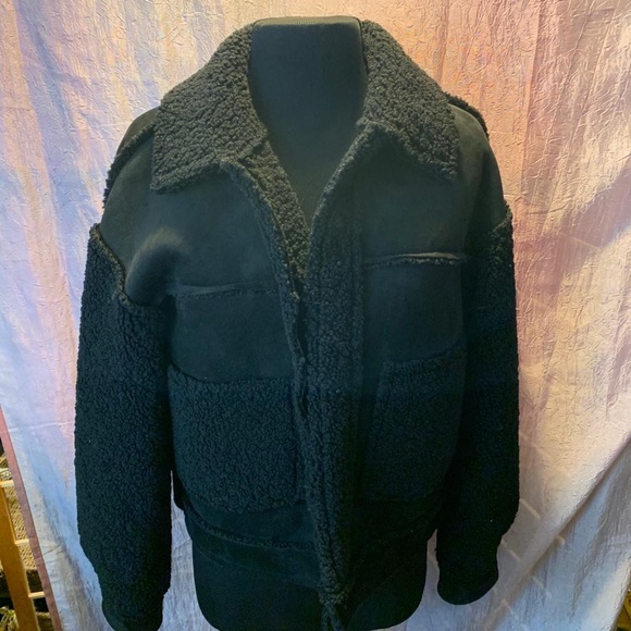 Forever 21 Jackets & Blazers - Forever 21 black faux fur and suede jacket